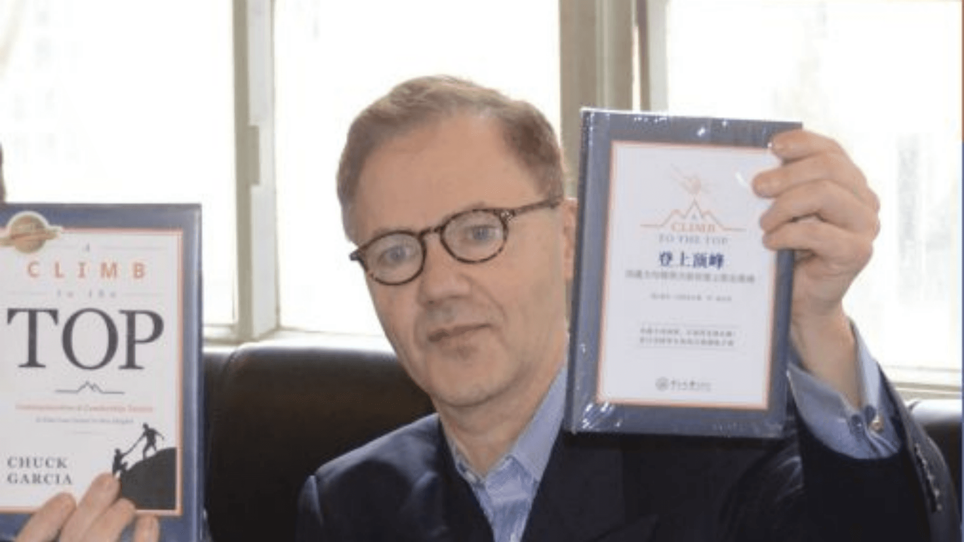Chuck 手持《登上顶峰》中文版与英文版